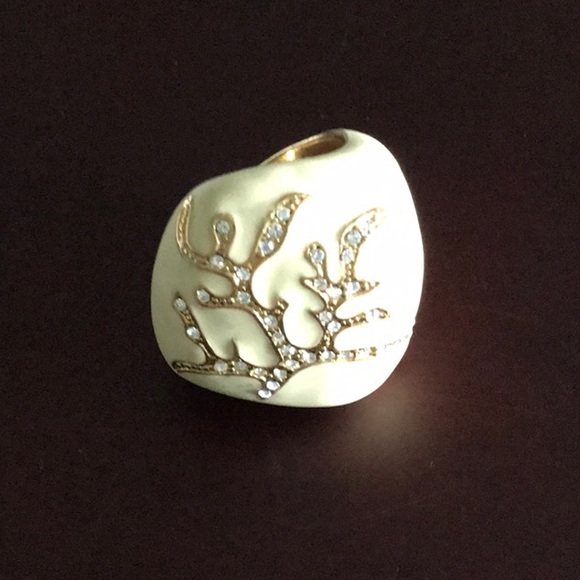 Italian Fashion Coral Design Ring (NWOT) - Picture 2 of 5
